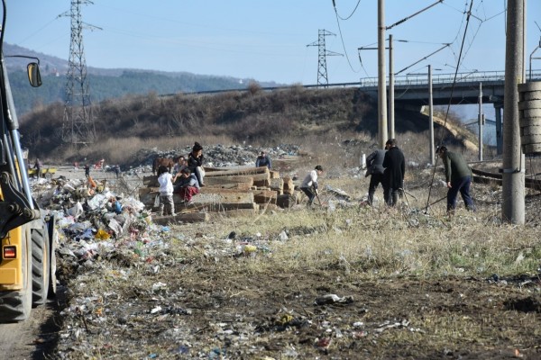 Ромите от “Кармен“ започнаха да чистят