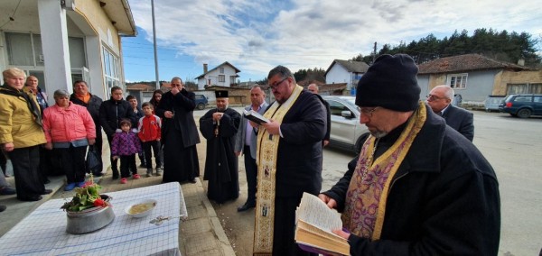 Митрополит Киприан посети Потопената църква на язовир Копринка