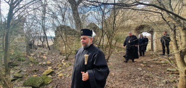 Митрополит Киприан посети Потопената църква на язовир Копринка