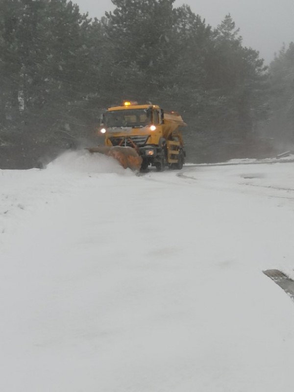 Обилен снеговалеж на прохода Шипка. Пътувайте само в краен случай