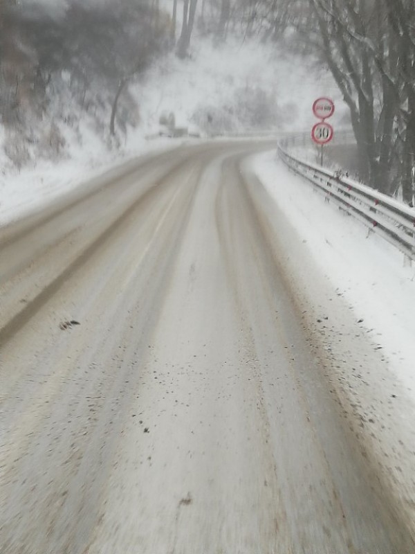 Обилен снеговалеж на прохода Шипка. Пътувайте само в краен случай
