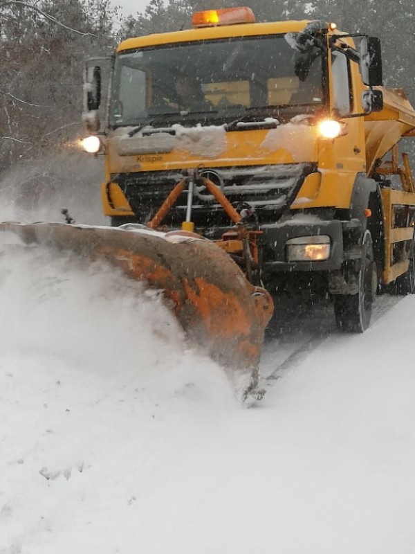 Обилен снеговалеж на прохода Шипка. Пътувайте само в краен случай
