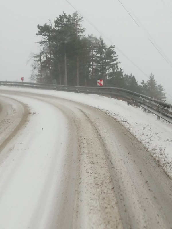 Обилен снеговалеж на прохода Шипка. Пътувайте само в краен случай