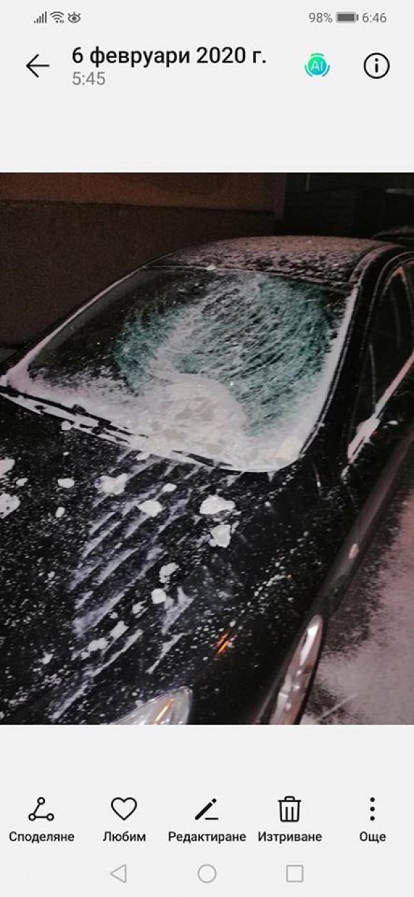 Мазилка от блок падна върху кола в Източното