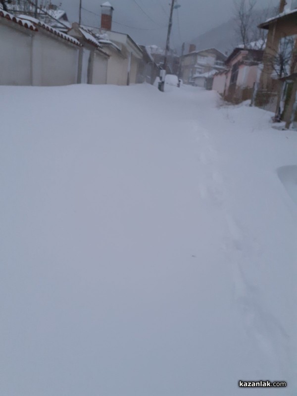 Мазилка от блок падна върху кола в Източното