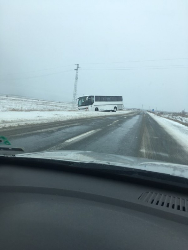 Мазилка от блок падна върху кола в Източното