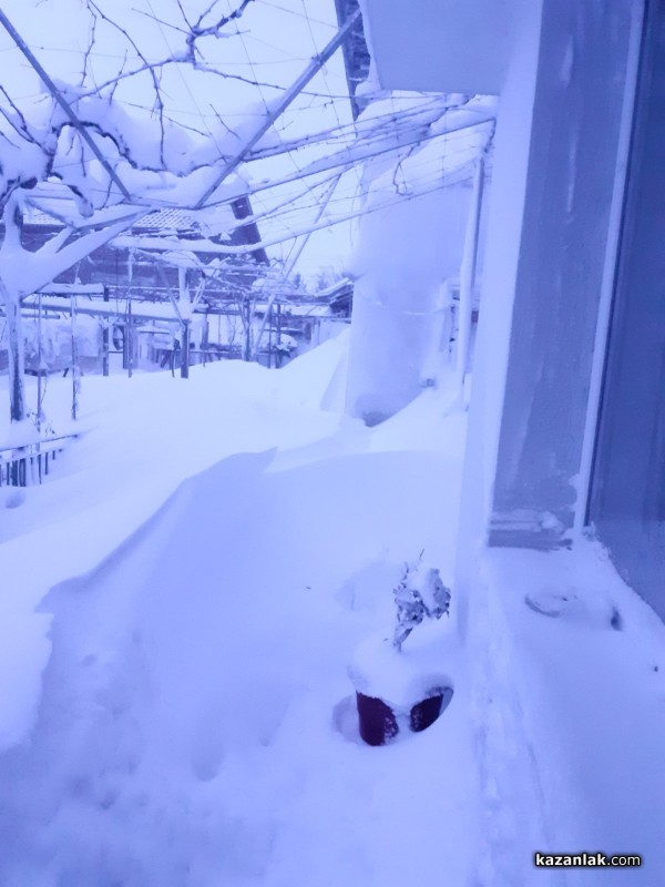 Мазилка от блок падна върху кола в Източното