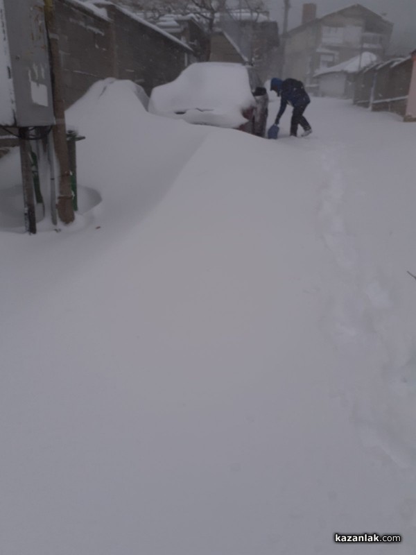 Мазилка от блок падна върху кола в Източното