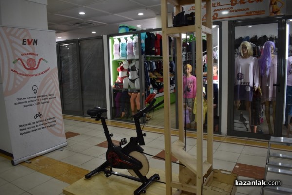 Казанлъчани се забавляват, докато плетат своя шал. Включете се и вие