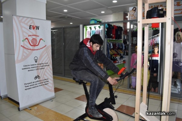 Казанлъчани се забавляват, докато плетат своя шал. Включете се и вие