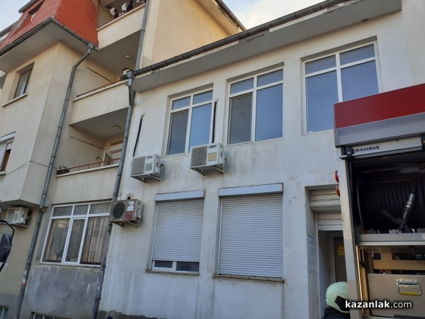 Запали се офис-сграда в Казанлък