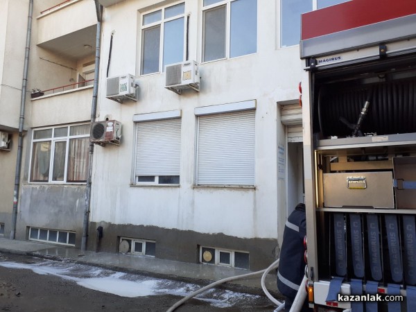 Запали се офис-сграда в Казанлък