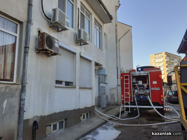 Запали се офис-сграда в Казанлък