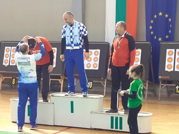 “Раптор арчери“ на върха на почетната стълбичка