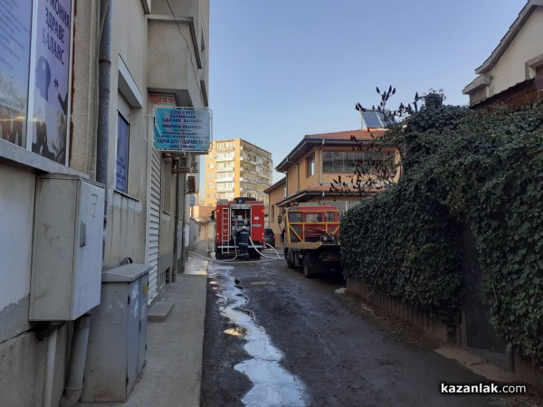 Запали се офис-сграда в Казанлък