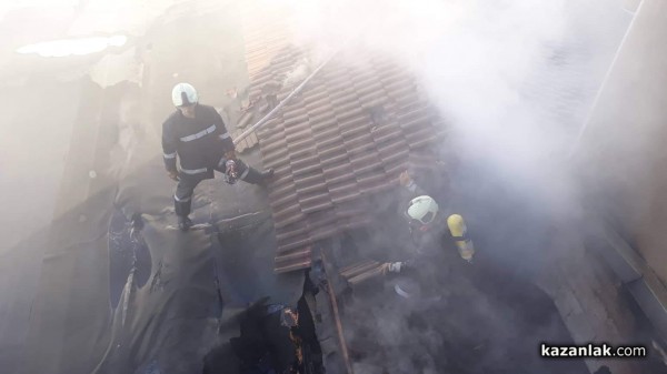 Запали се офис-сграда в Казанлък