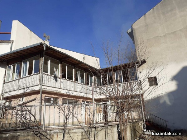 Запали се офис-сграда в Казанлък