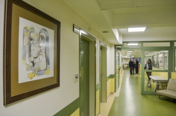 Росен Дончев подари свои картини на болница в Стара Загора