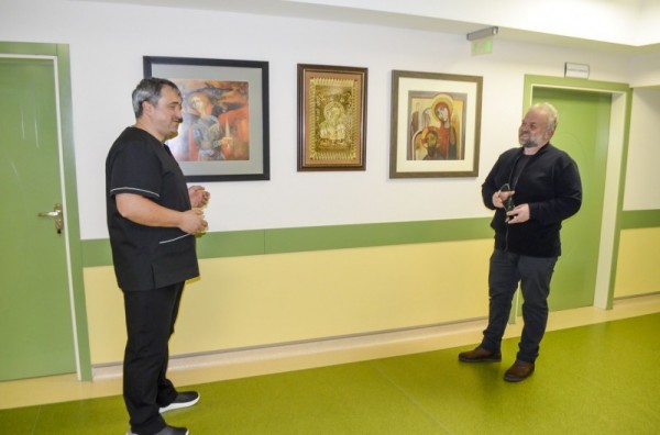 Росен Дончев подари свои картини на болница в Стара Загора