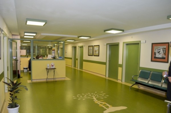 Росен Дончев подари свои картини на болница в Стара Загора