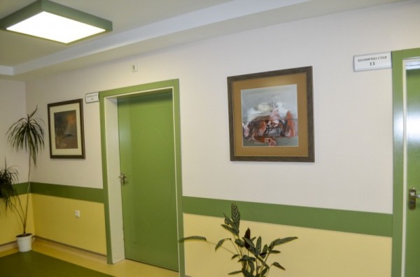 Росен Дончев подари свои картини на болница в Стара Загора