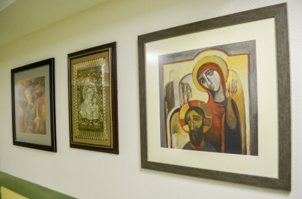 Росен Дончев подари свои картини на болница в Стара Загора