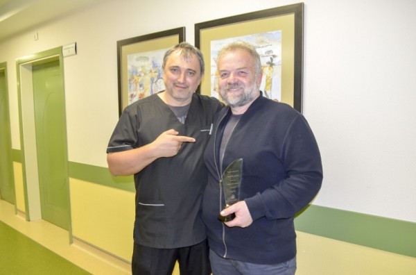 Росен Дончев подари свои картини на болница в Стара Загора