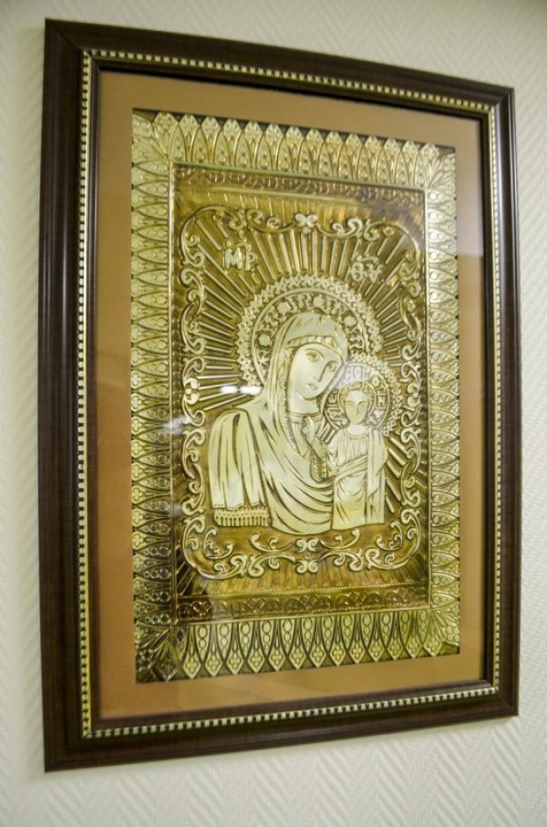 Росен Дончев подари свои картини на болница в Стара Загора