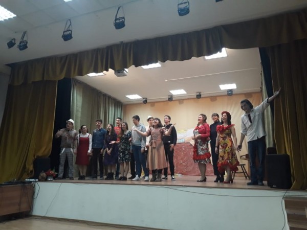 Учители и ученици от “Антим“ заедно на сцената. Представиха мюзикъла „Криворазбраната цивилизация“