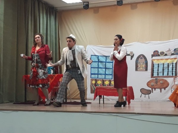 Учители и ученици от “Антим“ заедно на сцената. Представиха мюзикъла „Криворазбраната цивилизация“