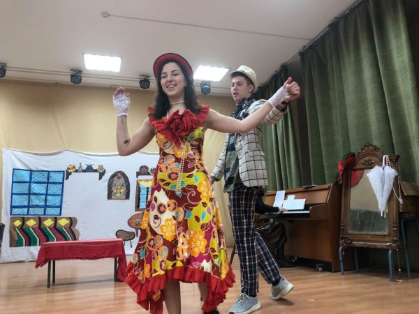 Учители и ученици от “Антим“ заедно на сцената. Представиха мюзикъла „Криворазбраната цивилизация“