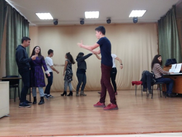 Учители и ученици от “Антим“ заедно на сцената. Представиха мюзикъла „Криворазбраната цивилизация“