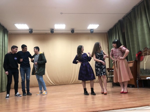 Учители и ученици от “Антим“ заедно на сцената. Представиха мюзикъла „Криворазбраната цивилизация“