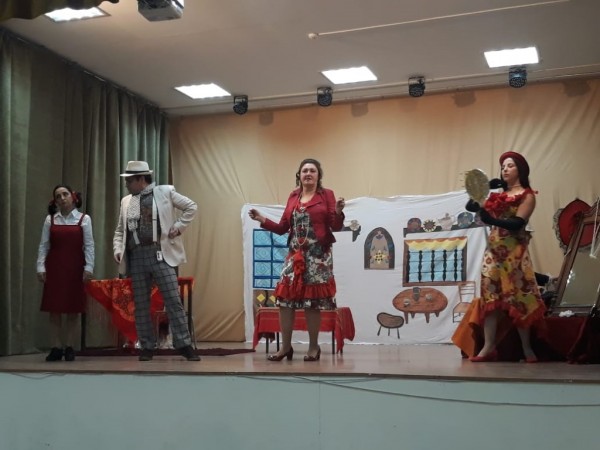 Учители и ученици от “Антим“ заедно на сцената. Представиха мюзикъла „Криворазбраната цивилизация“