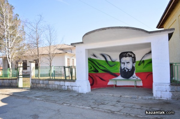 Образът на Христо Ботев се появи на автобусна спирка в Розово