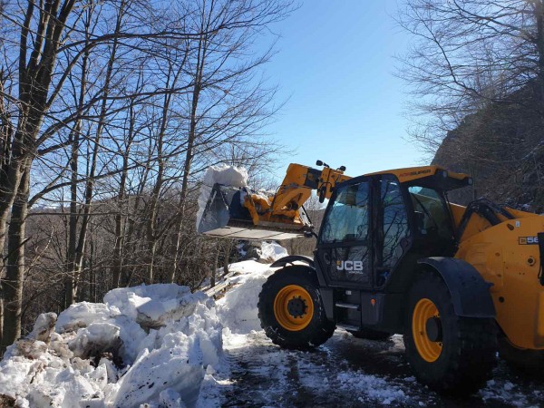 Започна ударно почистване на снега за Националния празник
