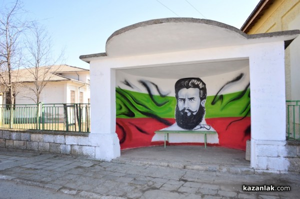 Образът на Христо Ботев се появи на автобусна спирка в Розово