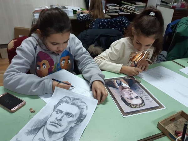 Малки художници рисуваха Апостола