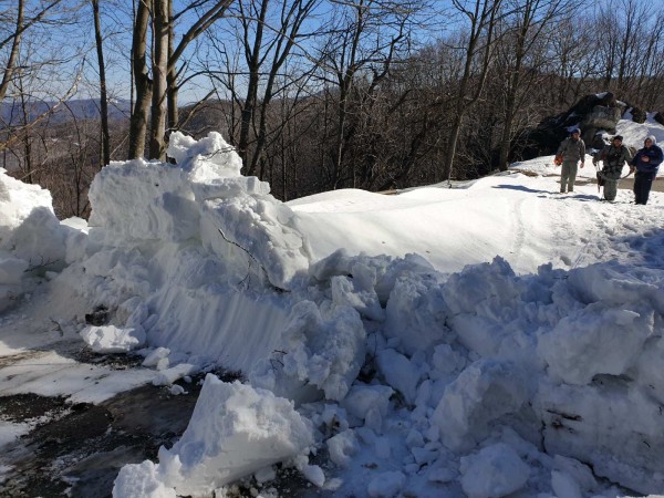 Започна ударно почистване на снега за Националния празник