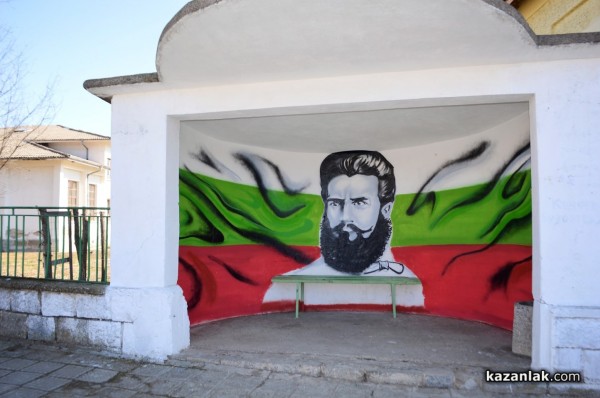 Образът на Христо Ботев се появи на автобусна спирка в Розово