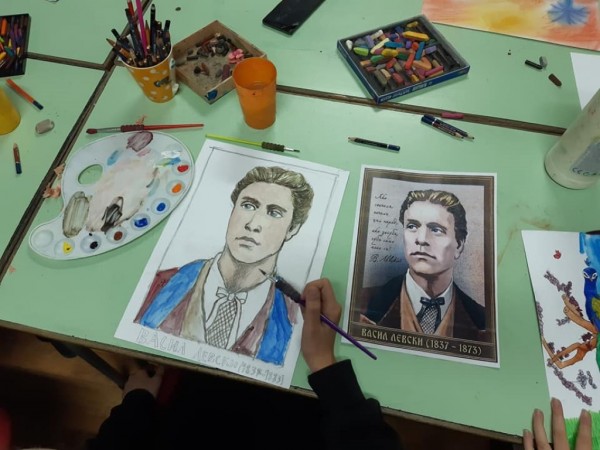 Малки художници рисуваха Апостола