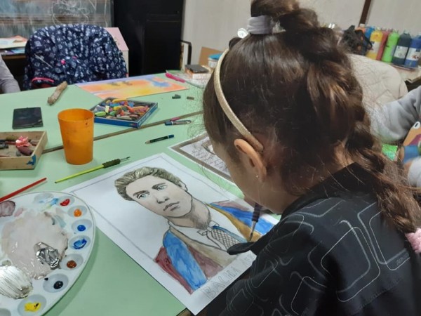 Малки художници рисуваха Апостола