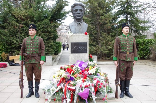 Признателни казанлъчани се поклониха пред делото на Апостола на свободата