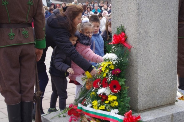 Признателни казанлъчани се поклониха пред делото на Апостола на свободата