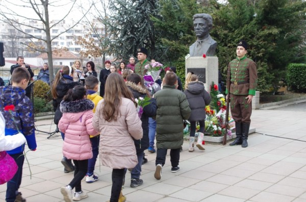 Признателни казанлъчани се поклониха пред делото на Апостола на свободата