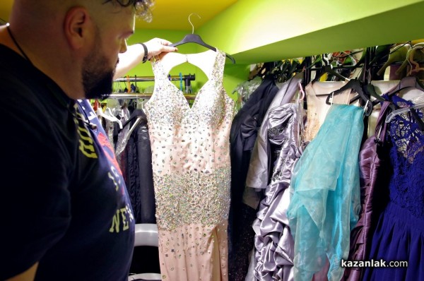 Стенли за трети път помага на абитуриенти в нужда