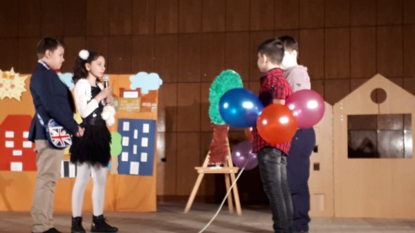 Малки артисти изиграха „Въртележка на парите“