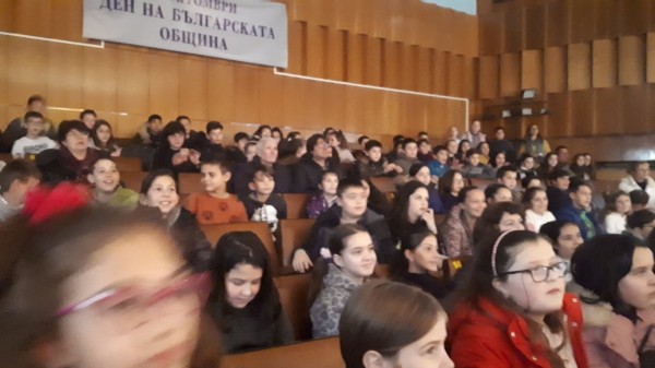 Малки артисти изиграха „Въртележка на парите“