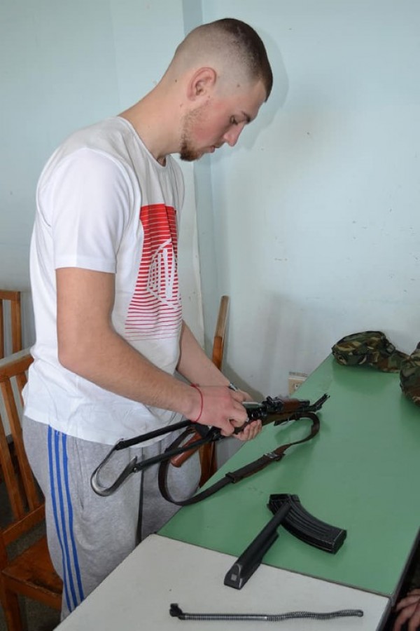 Военните показват различно въоръжение на ученици