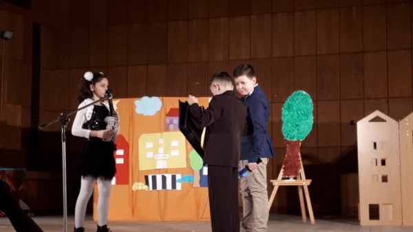 Малки артисти изиграха „Въртележка на парите“